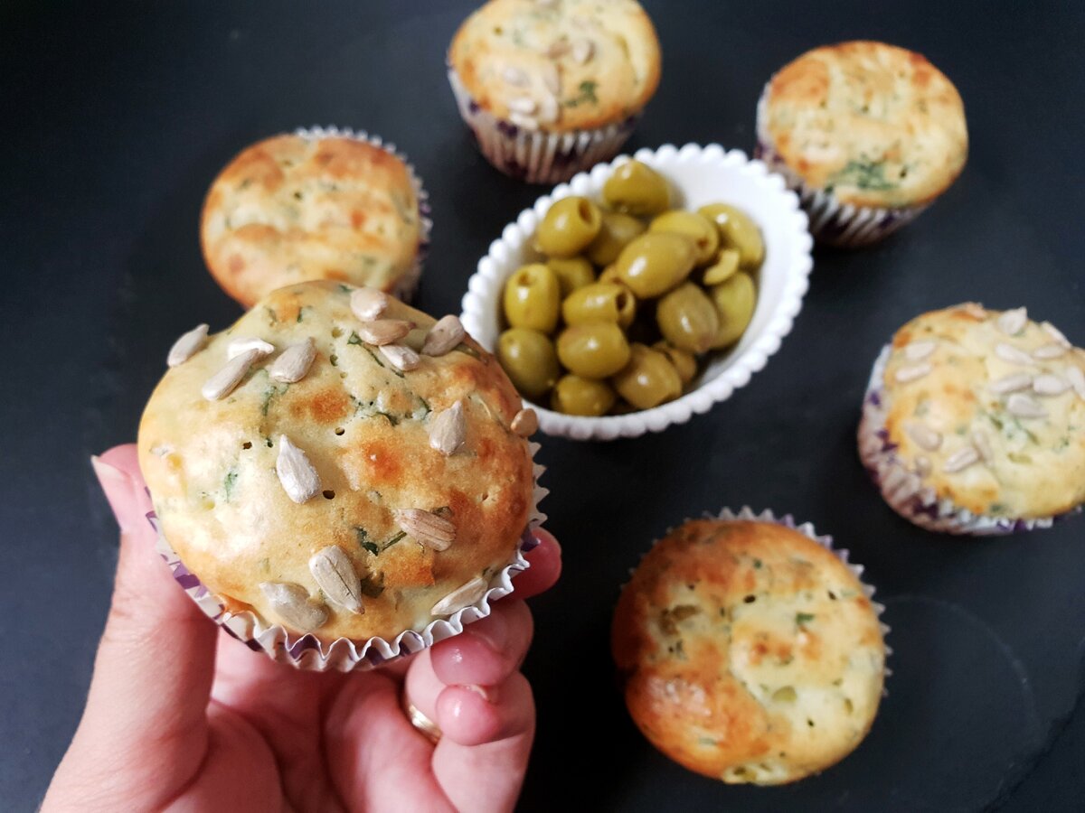 Сырные маффины рецепт. Маффины с сыром и оливками. Сырные маффины с маслинами. Маффины с сырным кремом. Шапочка для кекса сырно.