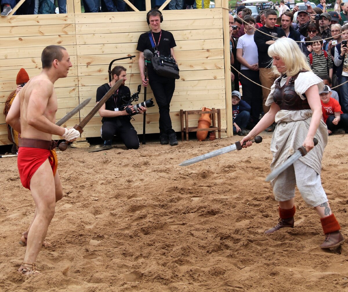 Какое-то время мы дрались на гладиусах - коротких мечах.