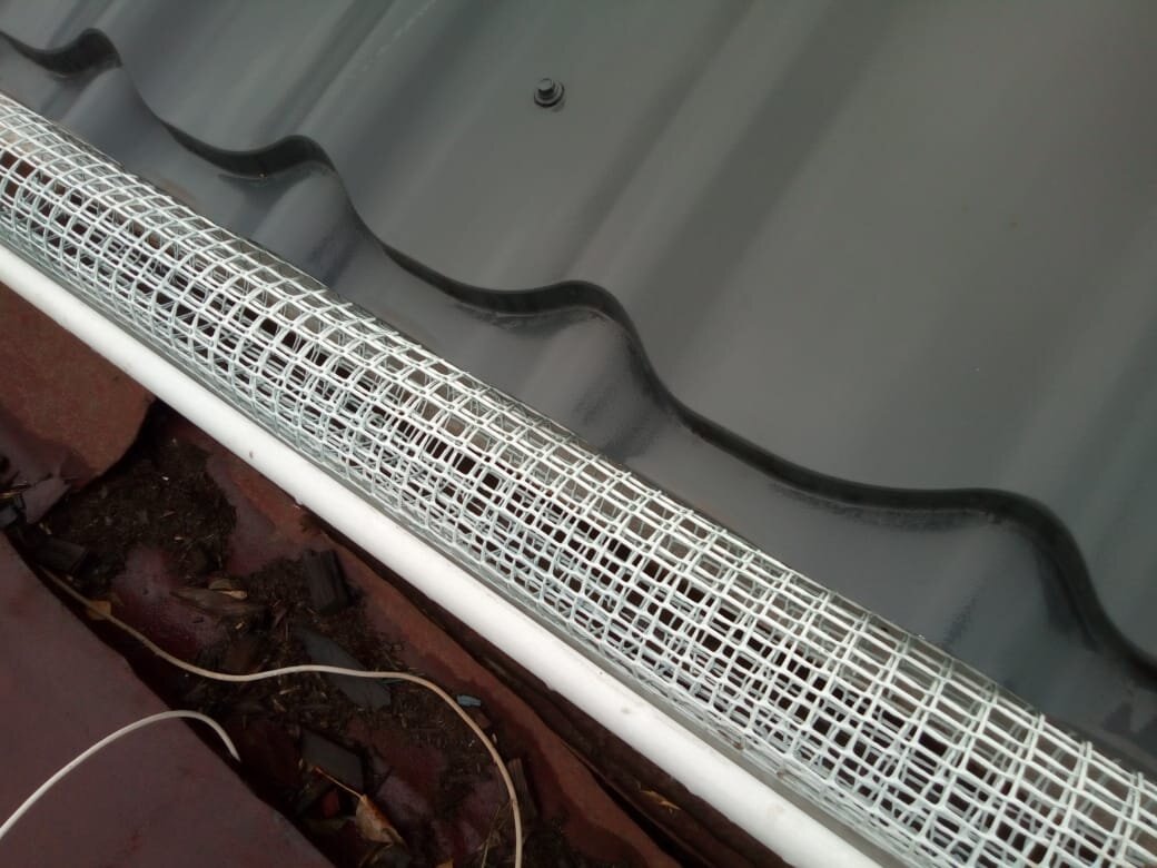 Уже устал чистить водосточку от листьев, сосед подсказал гениальную ...