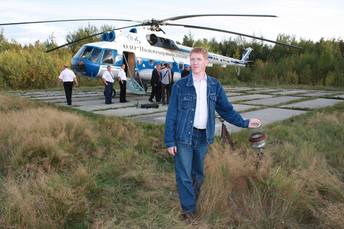 вертолет над морем. дым вертолет. летают ли вертолеты ночью. омск с вертолета. вертолет летает низко.