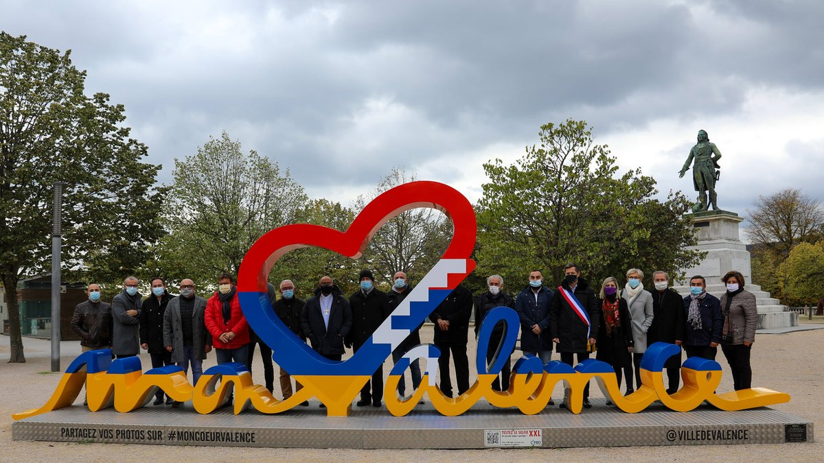 В Валансе мэр велел перекрасить композицию в честь основания города в цвета Арцаха