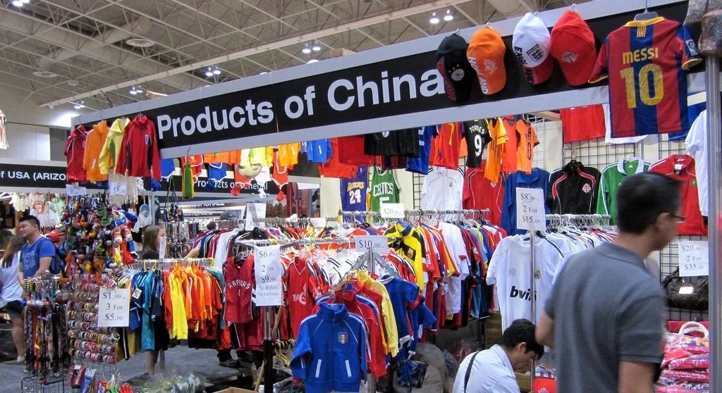 Суть заработка на товарах из Китая!
1) Китайские производители готовы предлагать миру практически любой товар за небольшие деньги. 
2) Если раньше китайские товары были очень низкого качества, с каждым днем появляется все больше производителей, которые изготавливают товар, качество которого может посостязаться с крупными европейскими и американскими брендами. 
3) Как это произошло? Все просто! Крупнейшие производители один за другим перенесли свое производство в Китай, погнавшись за дешевой рабочей силой. 
4) Китайцы же времени даром не теряли, пока топовое бренды ввозили на их территорию свои засекреченные высокие технологии и производтсвенные линии, “дешевые работники” усердно копировали их и внедряли уже в свое производство. 
5) Таким образом, еще вчера “штампуя” новейшие смартфоны, стиралки, холодильники и прочую технику, сегодня Китай вырастил высококлассных инженеров и вывел качество своих товаров “со дна” до достаточно приличного уровня. 
6) Естественно, шанс брака никто не отменял, но это уже не 95%, как в конце девяностых/начале двухтысячных.
7) Не верите, что сейчас всё делают в Китае? Изучите домашнюю технику на предмет страны сборки. 
Итак, вернемся к тому, как же заработать на товарах из Китая.
8) Рынок интернет-продаж стремительно раскручивается и растет, т.к. всякий хочет купить качественную и недорогую вещь. Хотите помочь людям в этом? Удовлетворяйте их спрос и заработайте на этом.
Процесс заработка простой: «покупаем дешево — продаем по средней цене».
Почему это работает?
9) В силу разных причин, не каждый человек может самостоятельно заказать товар в китайском онлайн-маркете и ждать его получения от 2 до 4 недель. 
10) Покупают через интернет-посредников те, для кого при покупке важно: «хочу здесь и сейчас»: если на улице дождь, а вам прямо сейчас нужен зонтик, вы точно не будете ждать месяц, пока его пришлют по почте.
Что надо знать, чтобы заработать на китайских товарах? 
11) Посредничество по продаже китайских товаров может быть двух видов:
самостоятельные закупки и перепродажа;
высокотехнологичный дропшиппинг.
1. При любом посредничестве обязательно изучите спрос на китайские товары.
2. Проанализируйте, что и по какой цене продают на рынке и через интернет-объявления.
3. Определите, какой товар пользуется спросом в интернет-магазинах одностраничниках, в социальных сетях, в больших китайских онлайн-магазинах.
4. Обратите внимание, товар должен быть хорошо разрекламирован.
12) Вы непременно найдете китайский товар, который можно купить на любом китайском сайте (например, Aliexpress). Сравнивайте цены на сайте и, например, в интернет-магазине. 
13) Вас удивит то, что одна и та же вещь стоит в 2-5 раз дороже в вашем регионе (и продается), чем на китайском сайте.
14) Смело отдавайте предпочтение популярному товару, который вам знаком или на который гарантирован спрос:
планшеты, телефоны, видеорегистраторы, светодиодные фонари и т.п.;
бытовые предметы – кухонные приборы, наборы посуды и аналогичные предметы;
товары для детей – мягкие и развивающие игрушки, конструкторы и т.д.;
оригинальные, интересные и необычные вещички, которые пользуются спросом в данный момент. Найти их можно на сайтах, где пишут отзывы о китайских товарах;
семена овощных культур и цветов;
постельные принадлежности.
Заработок на перепродаже купленных товаров!
15) Выбирайте то, что вам нравится и чем бы вы сами пользовались. Желательно, чтобы товар был разрекламирован. Тогда этот товар понравится и вашим потенциальным покупателям.
Если вы только начинаете свой бизнес, запомните:
покупать товар, единица которого стоит меньше 2-5$, не стоит, вы на нем ничего не заработаете;
не закупайте вещи индивидуального пользования (одежду, обувь, белье), их продать не так легко, как кажется.
16) Для начала необходимо иметь небольшой стартовый капитал, порядка 50-100$, можно немного больше.
Как купить товар? 
17) Проанализируйте, как лучше покупать товар. За несколько часов в интернете можно определиться по выбранному товару:
товары какого поставщика имеют неплохое качество. Проанализируйте отзывы на сайтах, форумах, не лишним будет проконсультироваться с продавцами такого товара на рынке;
на китайских сайтах посмотрите, где и по какой цене продается выбранный вами товар, выберите оптимальную цену.
18) Среди массы предложений от разных продавцов выберите надежного (с хорошими отзывами и рейтингом). Еще лучше, закажите по нескольку штук одинакового товара у разных продавцов, в дальнейшем определитесь с качеством товара от каждого конкретного продавца.
19) Если товар в Китае стоит дорого, не берите его, здесь на него ограниченный спрос и продать его не просто.
20) Закажите товар и оплатите покупку. На сайтах китайских товаров описано, как это делать, обычно оплачивают товар через известные платежные системы Visa и Mastercard, электронными деньгам Webmoney, Яндекс-Деньги т.д.
Как можно продавать? 
21) Через объявления в интернете на сервисах бесплатных объявлений, в социальных сетях (одноклассники, Вконтакте и др.). Обязательно в объявлении дайте фотографию товара, но ни в коем случае не берите снимки из интернета.
22) Сделайте снимок самостоятельно, например, часики на ухоженной женской ручке, многим дамам захочется увидеть их на своей руке. Поставьте адекватную цену, которая покроет ваши расходы на покупку товара и позволит вам немного заработать. 
23) Ждите первого покупателя. Если товар не продается быстро, снижайте цену вплоть до той, по которой вы купили. Товар не должен долго лежать.
24) Ваши покупатели – это люди, которые или не доверяют, или не знают о покупках в интернет – магазинах, но знают о товаре (купил знакомый, видели рекламу, слышали разговоры). 
25) Они найдут вас через доску бесплатных объявлений или в социальной сети. Они хоть и знают, что такой товар можно заказать и купить дешевле, но им надо срочно, притом хочется своими глазами взглянуть на товар перед покупкой.