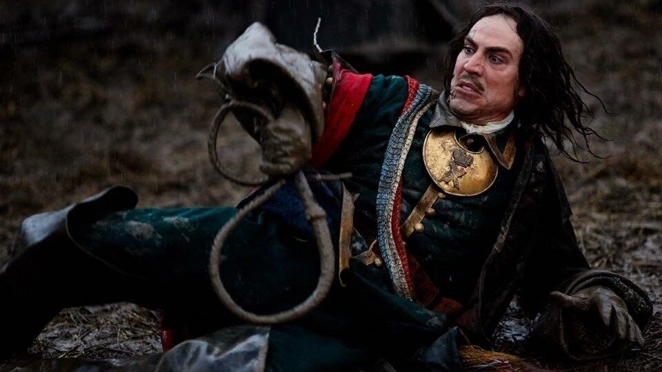Петра I играет известный актер Дюжев. У меня отвращения в фильме не вызвал. Но интересно посмотреть, как он справился с более длительной игрой. © Кинокомпания «Solivs», Yellow, Black and White