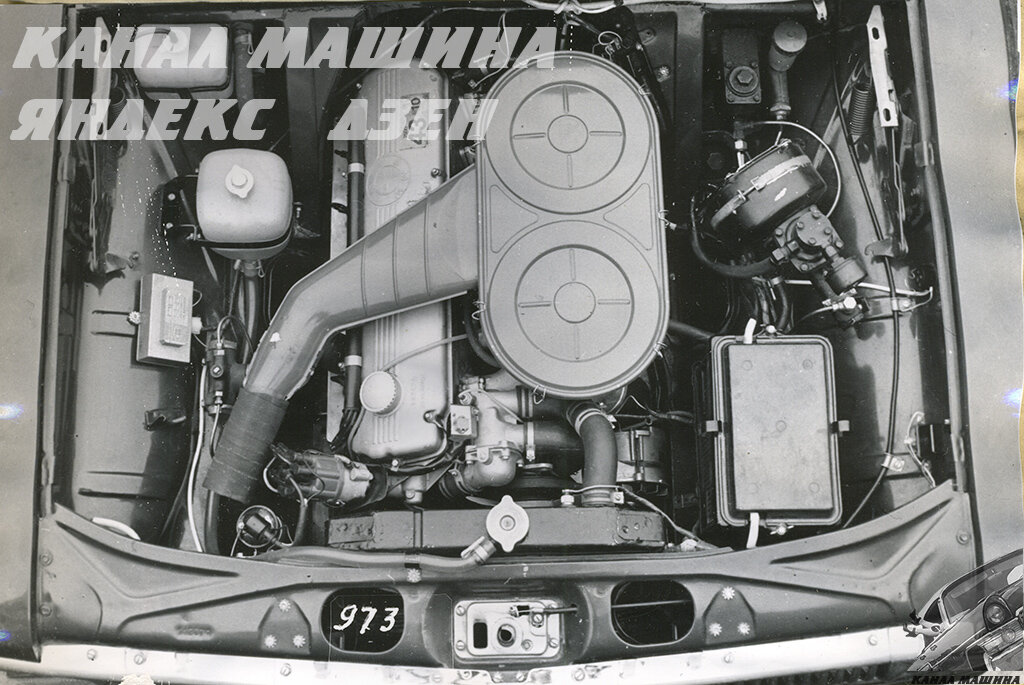 Двигатель от автомобиля BMW 2500 под капотом ГАЗ-24