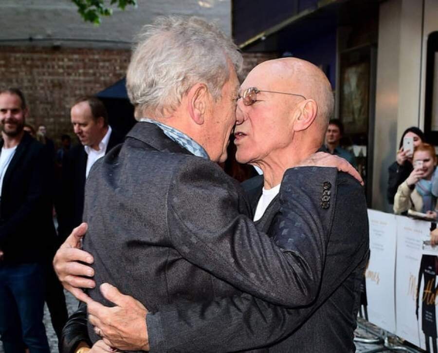 Брайан Тейлор и Иэн Маккеллен целуются на премьере фильма. Брайан, кстати, не является представителем ЛГБТ-сообщества.