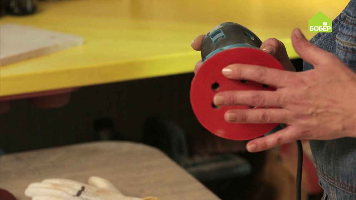 Данная шлифовальная машинка называется вибрационной, поскольку во время работы её платформа  вибрирует. Такая маленькая вибрационная машинка очень удобна — она не  выскакивает из рук, обладает достаточной манёвренностью, с её помощью  можно работать в труднодоступных местах. Вот почему она идеально  подходит для обновления мебели.