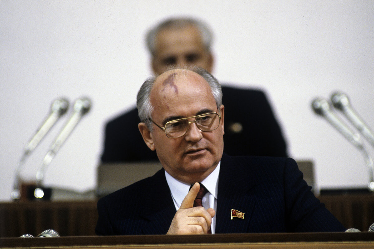 Горбачёв М.С. Человек ,разрушивший СССР и  отмечавший своё 80-летие в Лондоне, Карнеги-холе. Обратите внимание на "глобус" Армении- она без Карабаха. "Армянского Горбачёва" -в отставку!