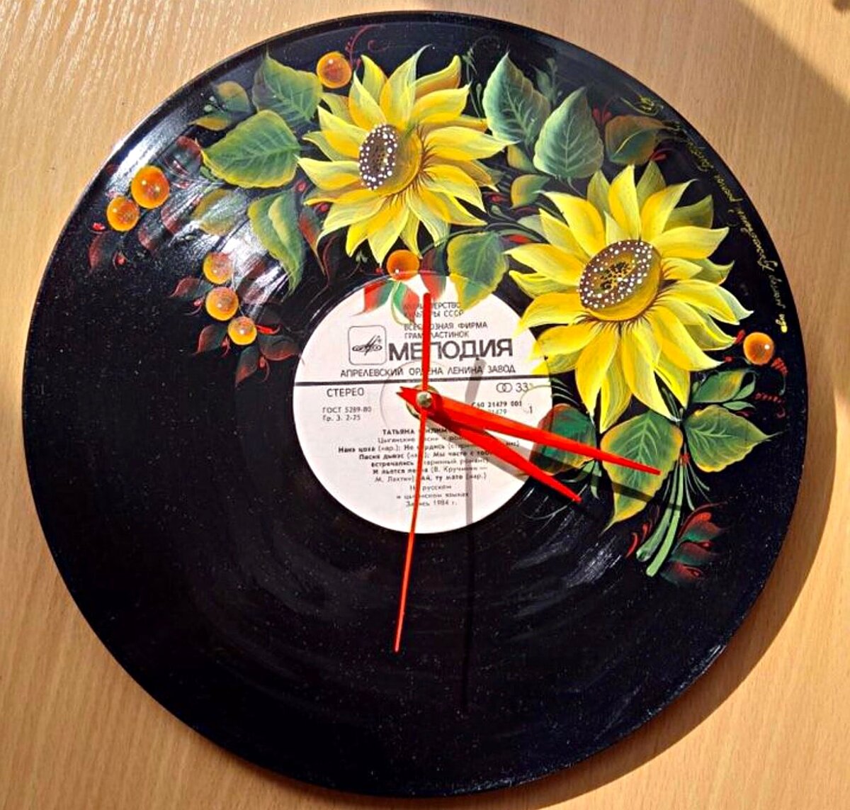 Настенные часы из грампластинки. Фото: avito.ru
