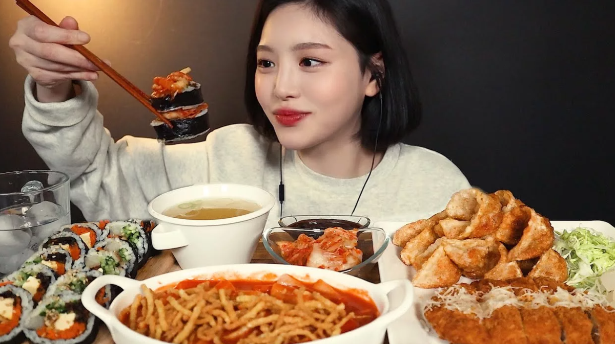 Одна из блогеров, снимающих "мокбан"