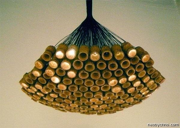 Самым известным необычным светильником, созданным художником Вьебледом  из Орлеана считается  люстра  «Мир наизнанку».  Данная люстра представляет собой довольно тяжелую инсталляцию, состоящую из 15 маленьких глобусов. Такая композиция показывает как из обычных вещей можно сделать уникальные предметы интерьера. 