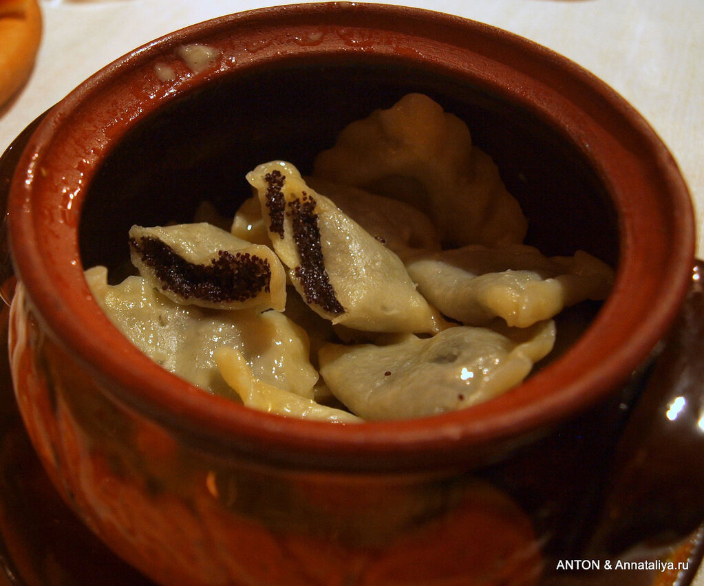 Вареники по молдавски. Пельмени в горшочке. Пельмени в горшочке. Пельмени в горшочке. Запеченные вареники.