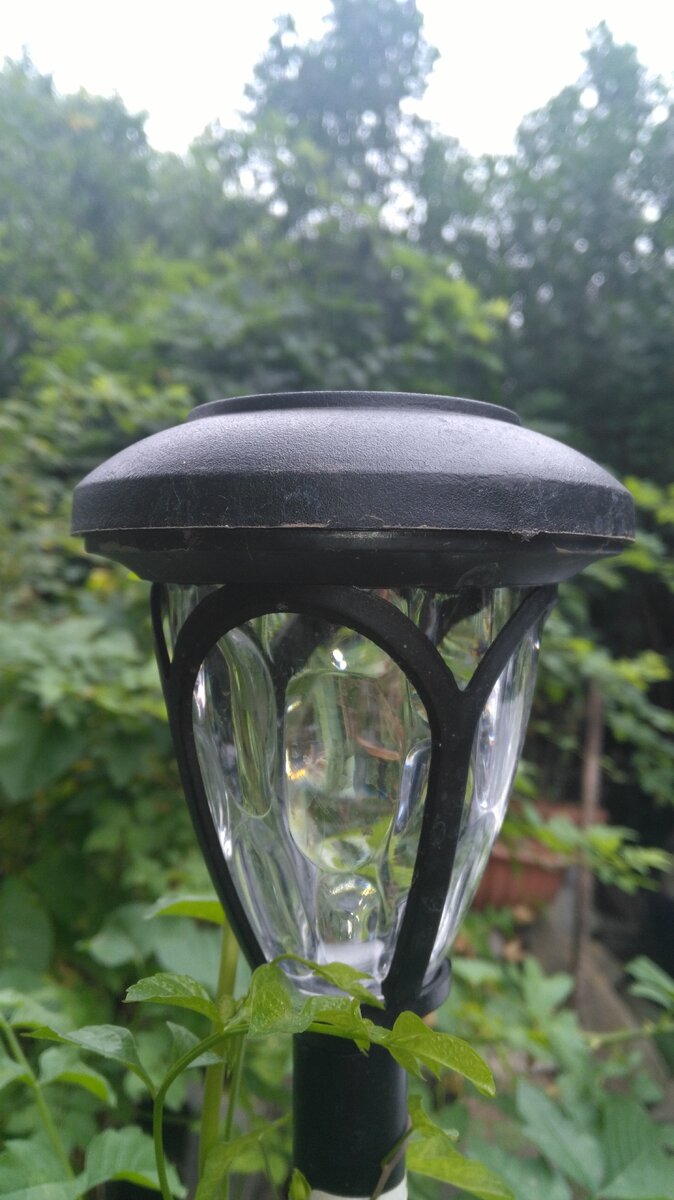  фонарь беспроводной  в саду