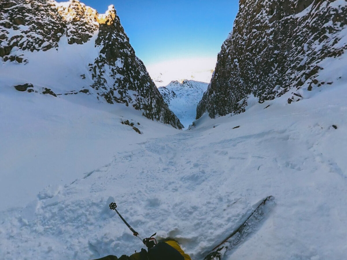 Спуск по кулуару Гигант. Средний уклон 40 градусов. Перепад 600 м.