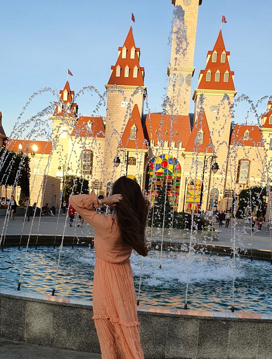 Снаружи "Остров мечты" похож на замок для принцесс. Вот, как раз, и принцесса на фото сыскалась😉