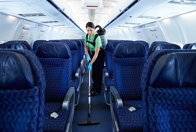 Уборка салона самолёта