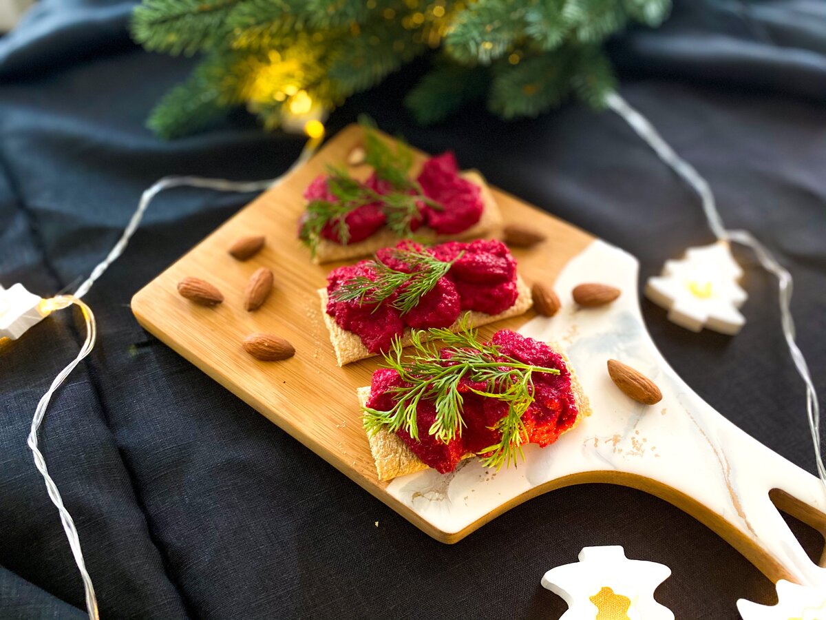 Готовая закуска из свеклы с чесноком. Ну красота же!