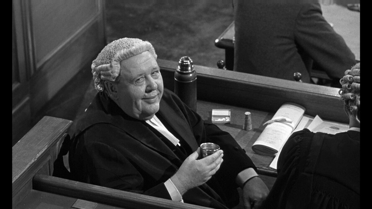 Чарльз Лоутон, великолепный британский актер, улыбается - потому что в термосе для чая совсем не чай.