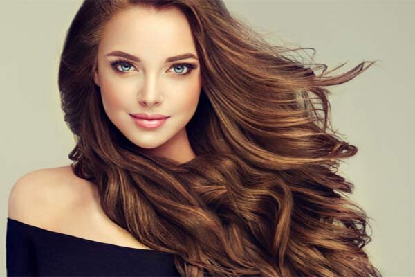 Частое мытье  Конечно же, тут многое зависит от типа волос. Кто-то без всяких последствий хоть каждый день может вымывать шевелюру до скрипа, но большинству все же лучше быть осторожнее. В противном случае волосы не выдержат такого напора и начнут сыпаться, как новогодняя елка в конце февраля. 
 
Отсутствие защиты от солнца 
Волосы, как и кожу, необходимо защищать от пагубного воздействия окружающей среды и солнечных лучей. Весной и летом это особенно важно, поэтому выбирайте стайлинг-средства с SPF-защитой или возьмите в привычку перед выходом на улицу покрывать волосы специальными защитными вуалями с санскрином. 
 
Хлопковые наволочки 
Хлопковое постельное белье имеет одну очень спорную особенность: оно отлично впитывает влагу. С одной стороны, сказать, что это плохо, нельзя, ведь нет ничего особенного в том, что ткань может поглощать воду. С другой стороны, близость хлопкового белья к нашему телу во время сна означает, что наволочки и простыни могут абсорбировать влагу из наших волос и кожи, что постепенно приводит к нарушению гидролипидного баланса. К слову, это одна из тех причин, почему утро рекомендуют начинать со стакана воды и увлажняющего крема (советуем к этому набору добавить восстанавливающее масло для волос). Альтернативой хлопковому белью может стать шелковое. 