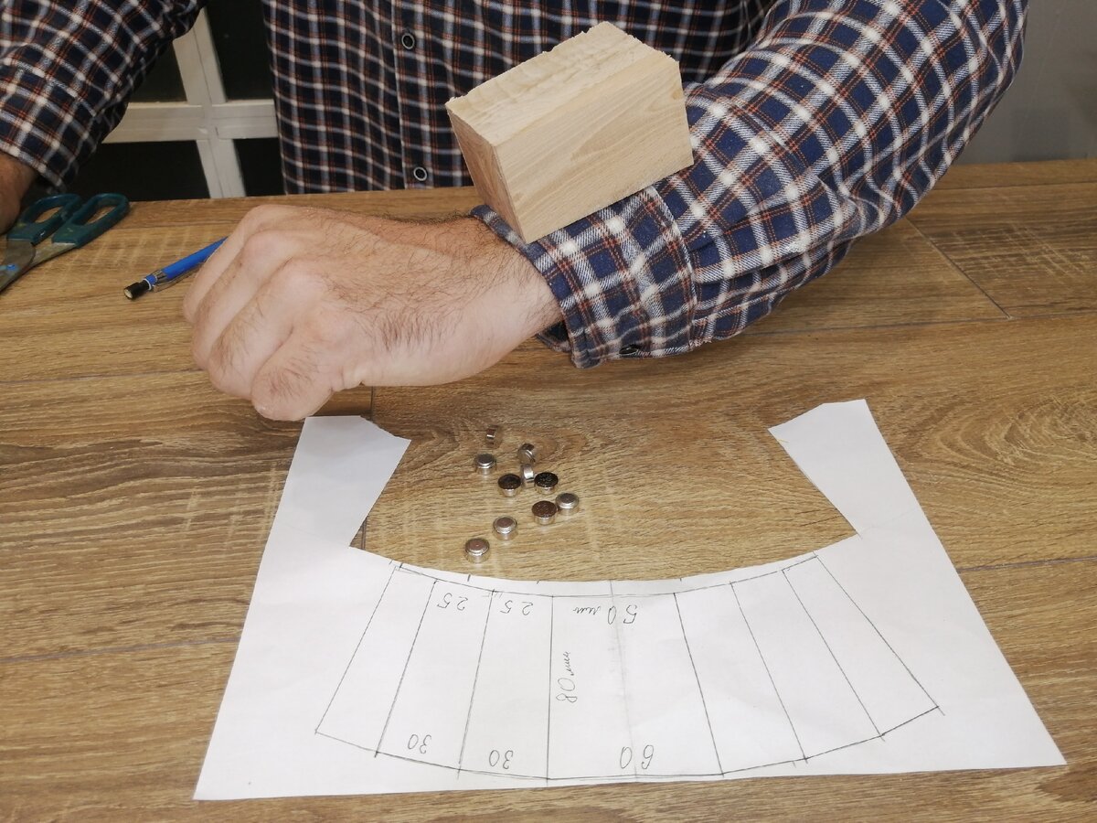 Секции браслета бюудут из дерева, добавлю декоративную подсветку