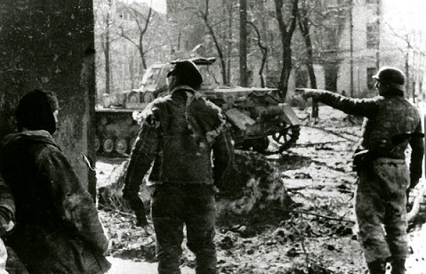 Рудольф фон Риббентроп во время уличных боев в Харькове в марте 1943 года.