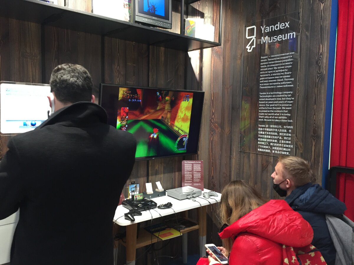 В зале не только Денди, но и другие приставки. Можно играть вдвоем.