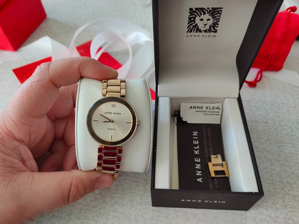 Часы с бриллиантом ANNE KLEIN. фото автора.