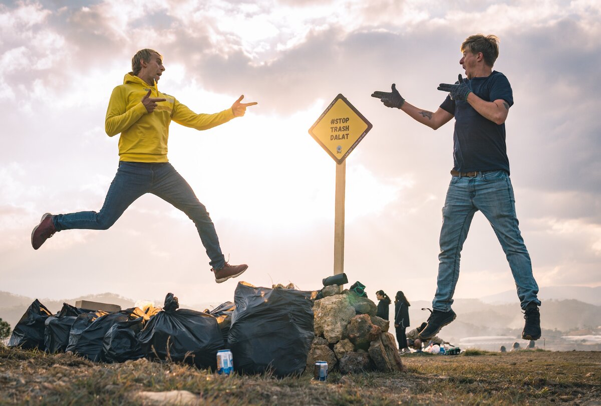 Слева я - Сергей. Справа - Ник (Британия). Ник и его жена, Бриана ис двумя собачками любезно присоединились к уборке. Я Всегда за кадром, так что здесь отметился, а далее уже всё что зафиксировал своим объективом))