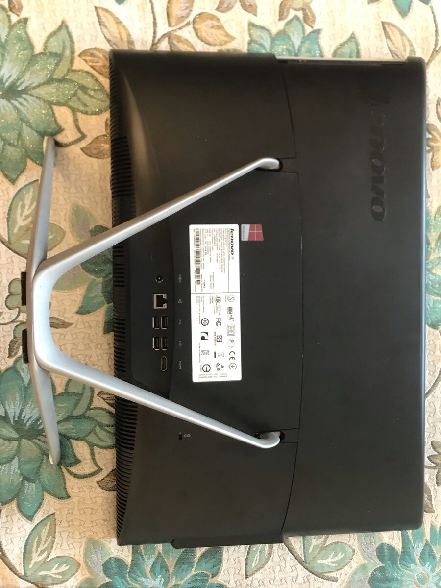 Задняя сторона моноблока Lenovo