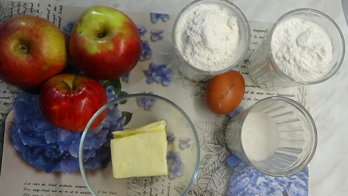 Продукты, необходимые для приготовления яблочного пирога