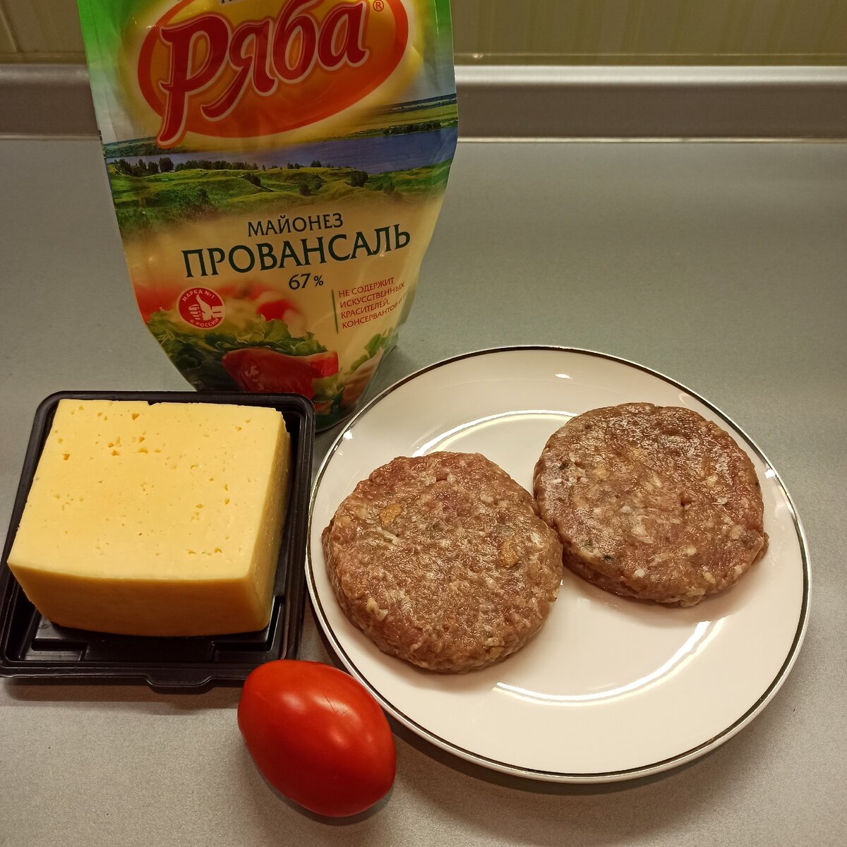 Фарш мясной, помидоры, сыр, майонез