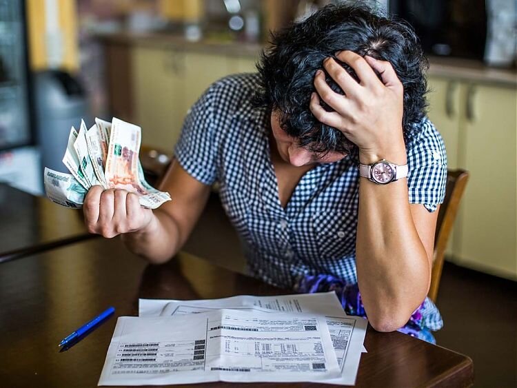 Если вы не имеете просроченных кредитов, это еще не значит, что вас не могут выселить из квартиры за чужие долги. Вот – лишь три ситуации, при которых подобная коллизия вполне возможна.