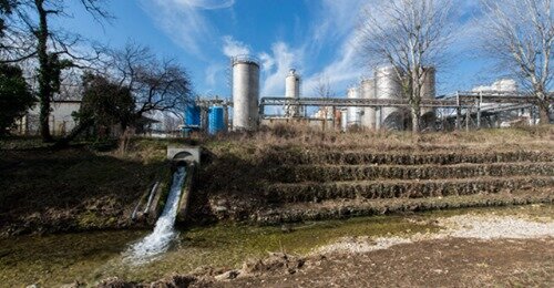 Завод "Ла Митени" продолжает сливать яд, февраль 2020 г. (фото Federico Bevilacqua)