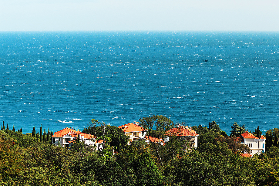 Уходящий год стал для Крыма рекордным не только по числу сделок с бюджетными вариантами, но и с элитной недвижимостью.Фото: short_voyage/Shutterstock