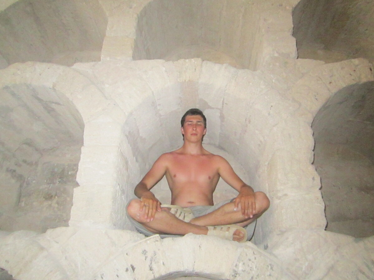 2013 год. автор в заброшенных винных погребах Крыма тренируется молчать, когда в интернете кто-то не прав. 