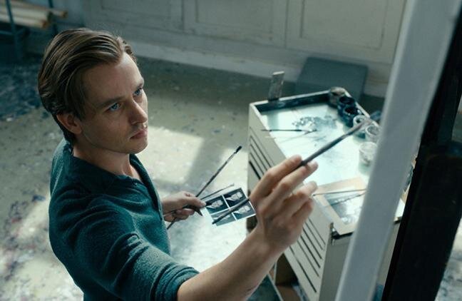 Мальчик Курт потерял любимую тетю Элизабет в годы нацизма в Германии, где для таких, как она, не оказалось места. Красивая, но немного неадекватная девушка была уничтожена в газовой камере. После войны ставший художником Курт влюбляется в Элли, чей отец-врач был причастен к гибели тети. Молодой человек не знает о его прошлом, но безжалостный характер этого страшного человека оказывает влияние и на родную семью. Лишь внутреннее чутье художника нечаянно подсказывает Курту истину, которой он сам не осознает, а правда выливается в его картины.