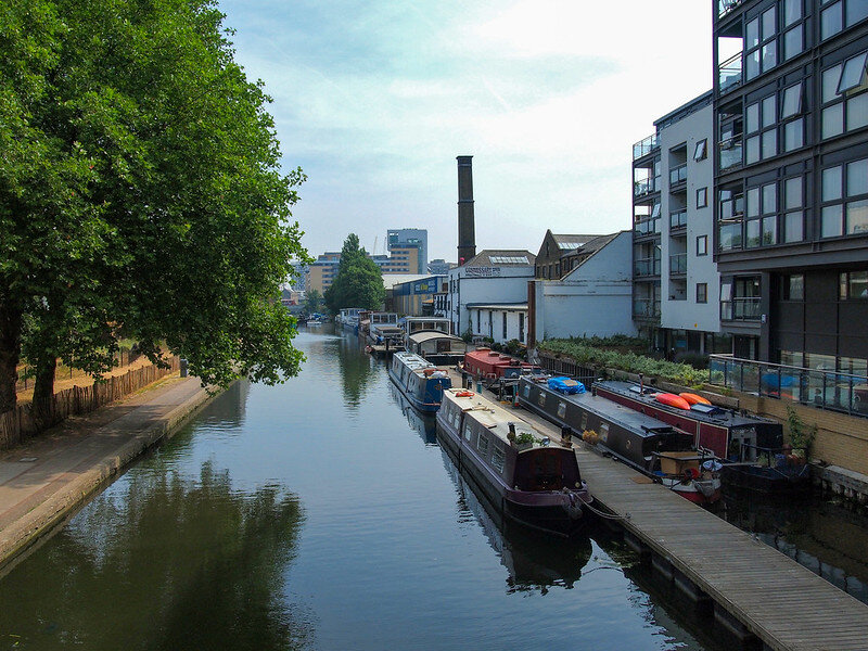 Regent's Canal. Система каналов была когда-то построена для доставки грузов, когда лошади могли застрять в грязи.  ( https://www.dangerous-business.com/)