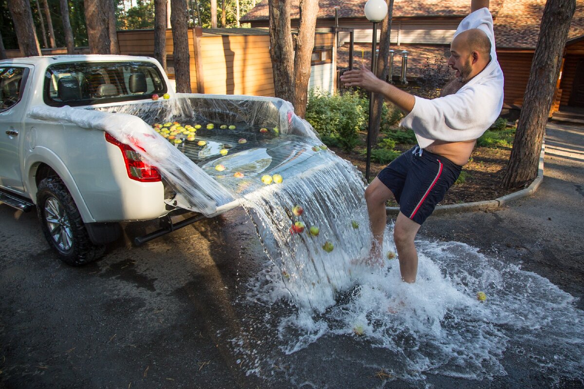 Про дурацкую идею сделать бассейн в багажнике авто 🏊‍♀️🍸🚚 | Худеющий  Фотограф | Дзен