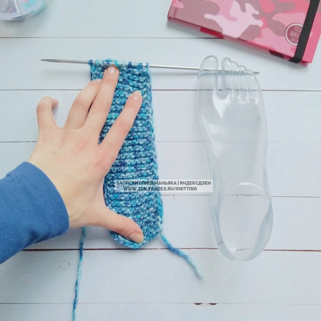 вяжем прямоугольник для подошвы. Примерка длины. После чего убавить 2 петли. Листайте дальше