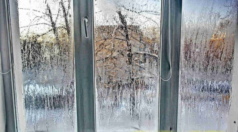 Классический пример наледи на окнах