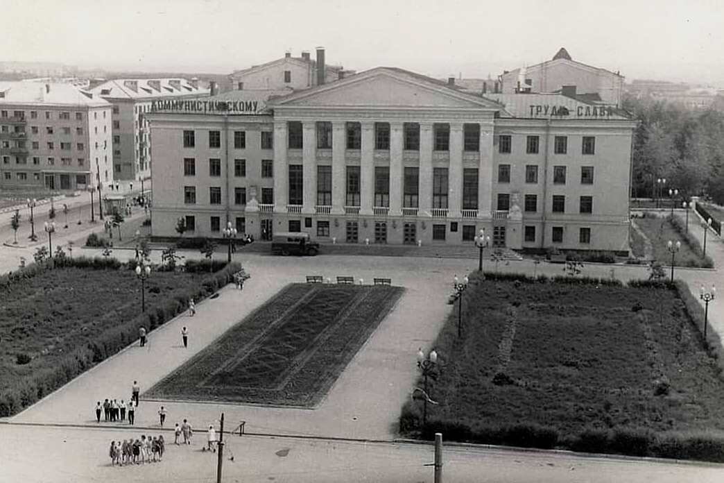 Дк. им. В.И. Ленина (от которого ежегодно и каждую смену отправляли детей на отдых в пионерские лагеря) фото из открытого источника в интернете.