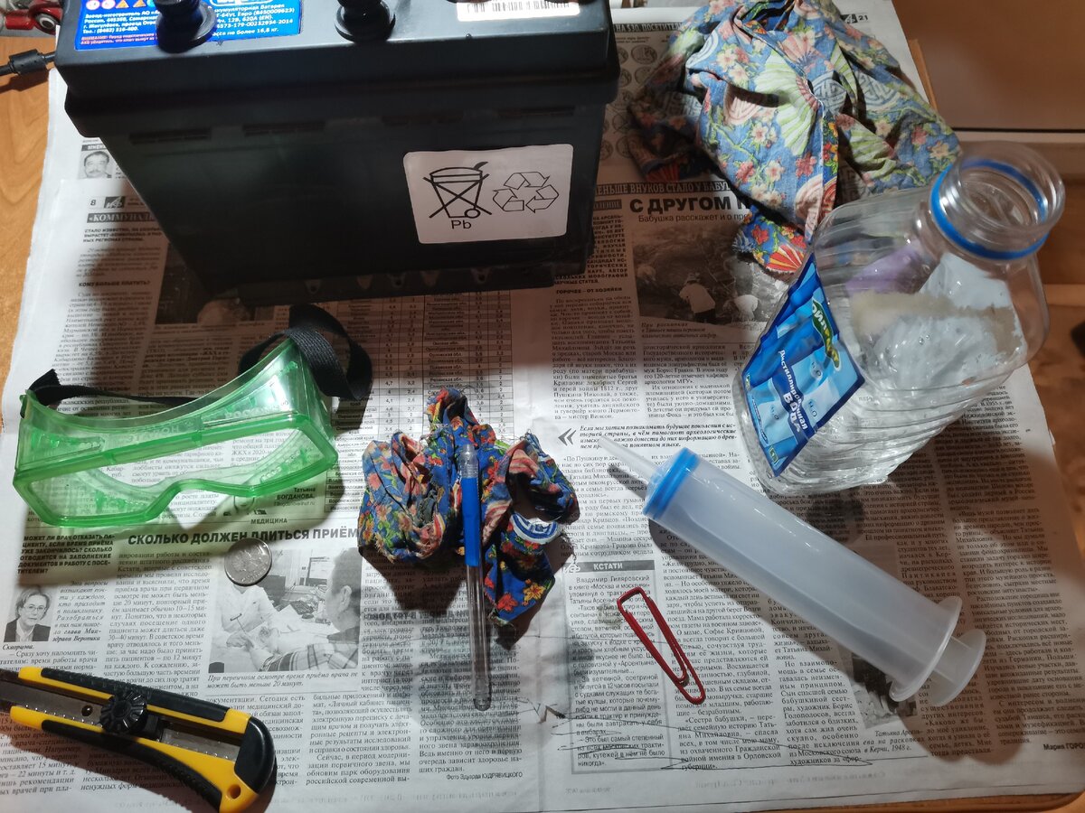 Наливание дистиллированной воды в аккумулятор