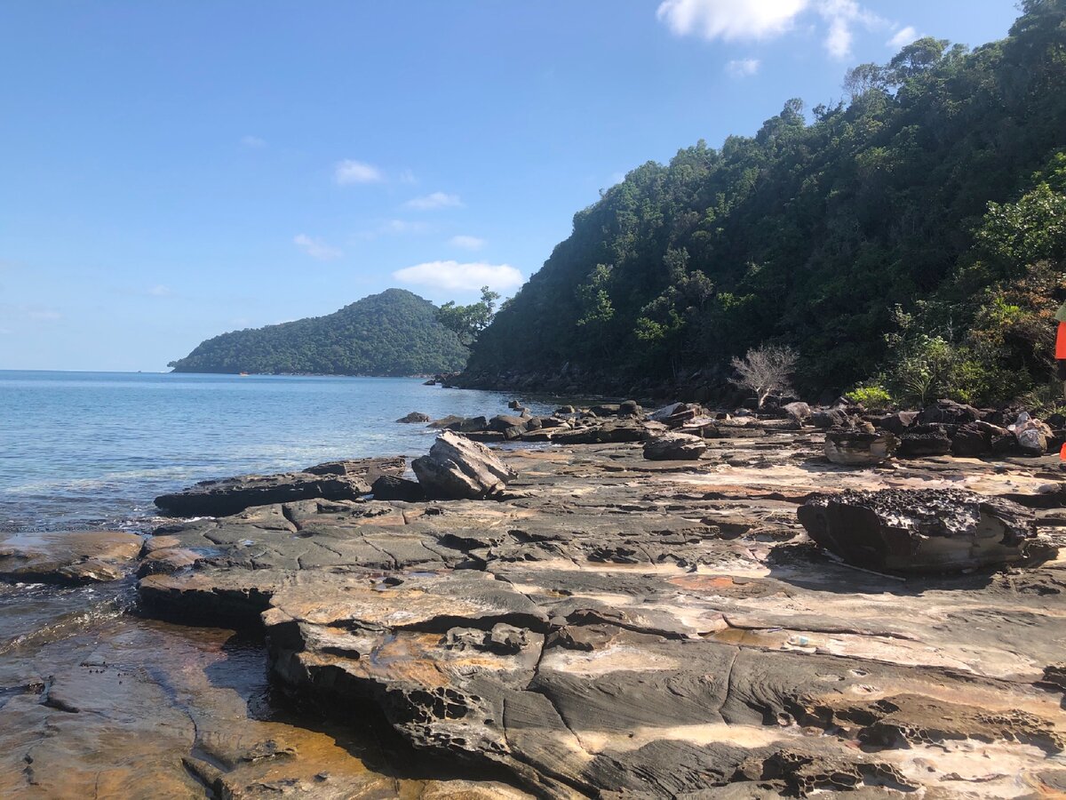 Левая часть берега острова окружена скалами