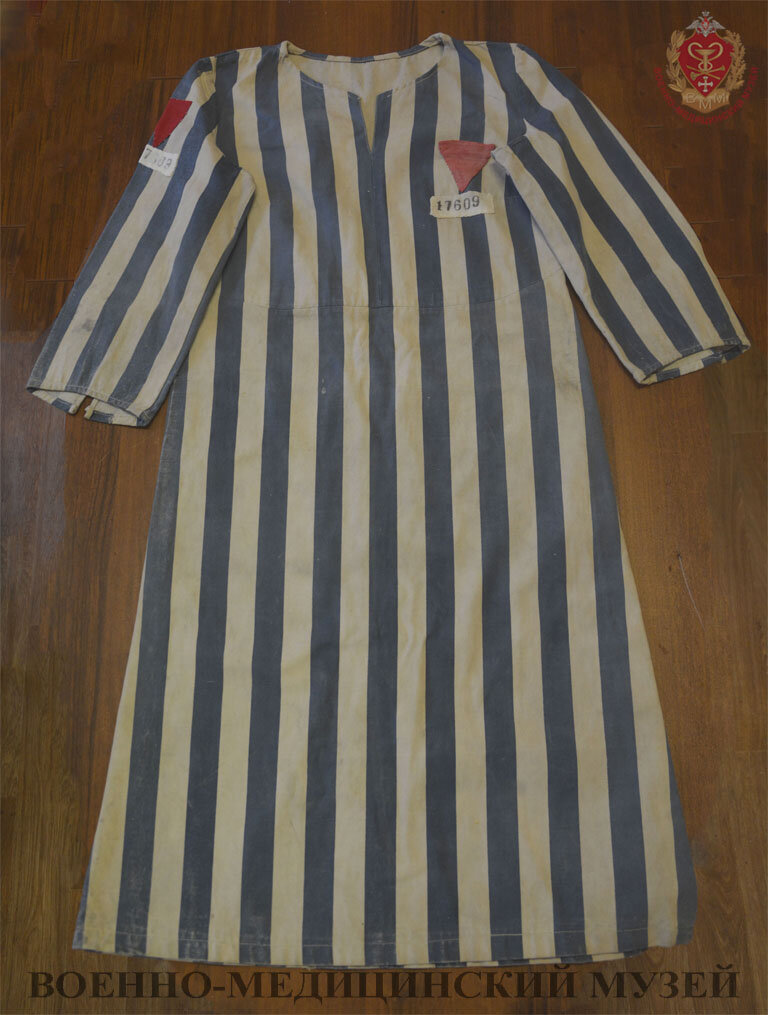 Платье из концлагеря «Равенсбрюк» периода 1943-1945 гг. , принадлежавшее медсестре, лейтенанту медицинской службы В.П. Самойловой. Оно было получено от Самойловой В.П. через её дочь Савину Р. В. 26 мая 1984 года. Из коллекции Военно-медицинского музея.