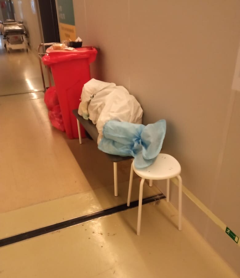 Вот так устают работники госпиталя. 