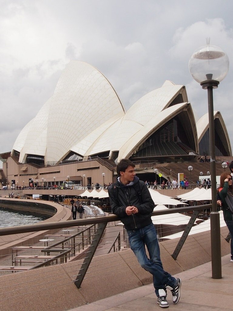 Куда же без фотки на фоне Оперы?)