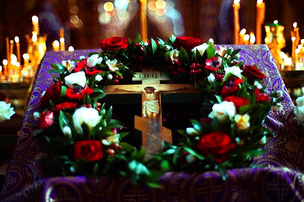 В воскресенье третьей недели Великого Поста на всенощном бдении в центр храма выносится Животворящий Крест, которому всю неделю поклоняются верующие.

Как путник, уставший от долгой дороги, отдыхает под раскидистым деревом, так и православные христиане, совершая духовное путешествие в Небесный Иерусалим – к Пасхе Господней, находят в середине пути «Древо крестное», чтобы под его сенью набраться сил для дальнейшего пути. Или как перед приходом царя, возвращающегося с победой, вначале шествуют его знамена и скипетры, так и Крест Господень предваряет Христову победу над смертью – Светлое Воскресение.

При сем поклонении поется песнь:

Кресту Твоему покланяемся, Владыко, и Святое Воскресение Твое славим.

Церковь выставляет, в середине Четыредесятницы, верующим Крест для того, чтобы напоминанием о страданиях смерти Господней воодушевить и укрепить постящихся к продолжению подвига поста. Поклонение Кресту продолжается и на четвертой неделе поста – до пятницы, и потому вся четвертая неделя называется крестопоклонною.