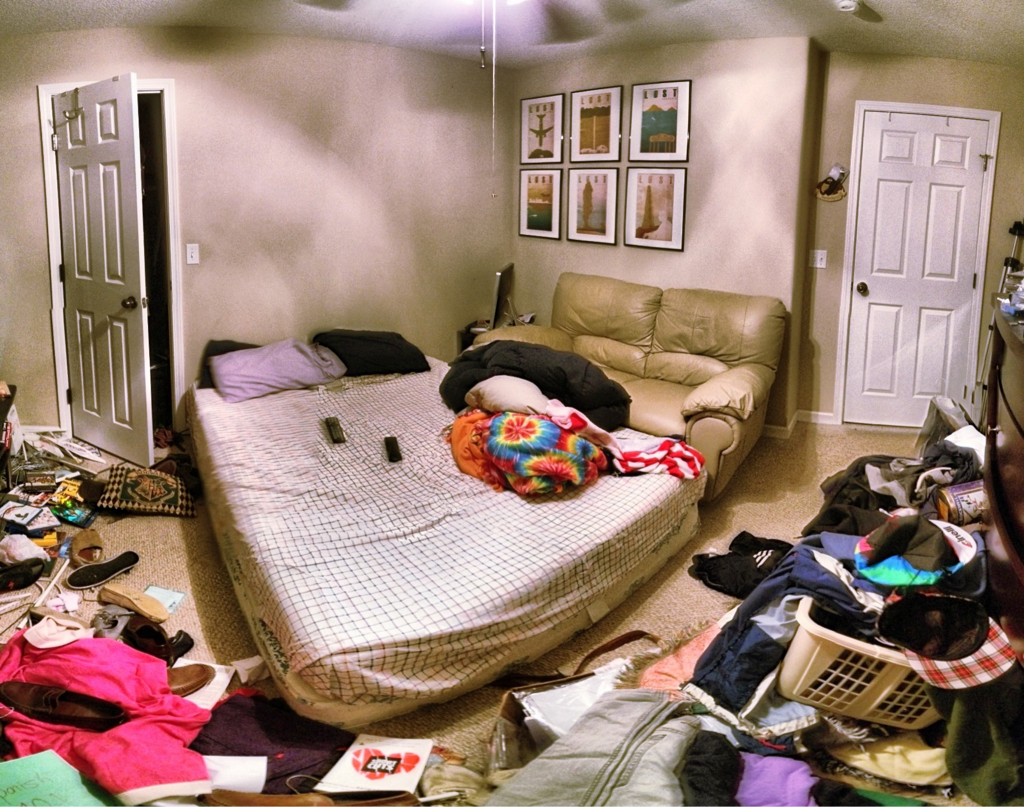 Messy. Комната с разбросанными вещами. Бардак в комнате. Беспорядок в комнате. Вещи для комнаты.