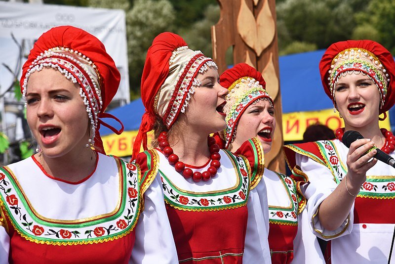 Источник картинки: https://commons.m.wikimedia.org/wiki/File:Marina_Sviridova.Young_voices.jpg