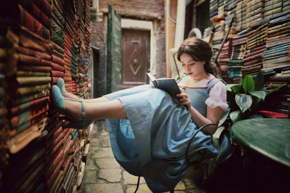 Девушка читает фото