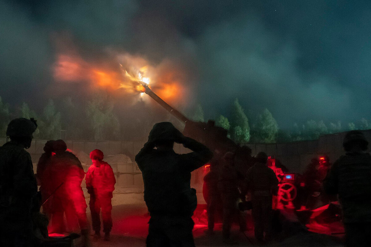 Артиллерия противника, особенно в ночное время, доставляет много хлопот, а потому контрбатарейной борьбе уделяется повышенное внимание (Photo by Army Capt. Johnathan Leigh / www.defense.gov)